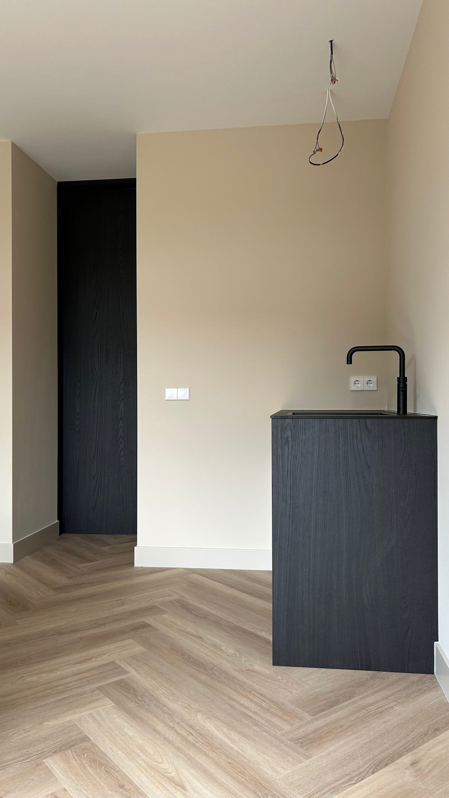 Scheidingswand met doorloop en keukenblok