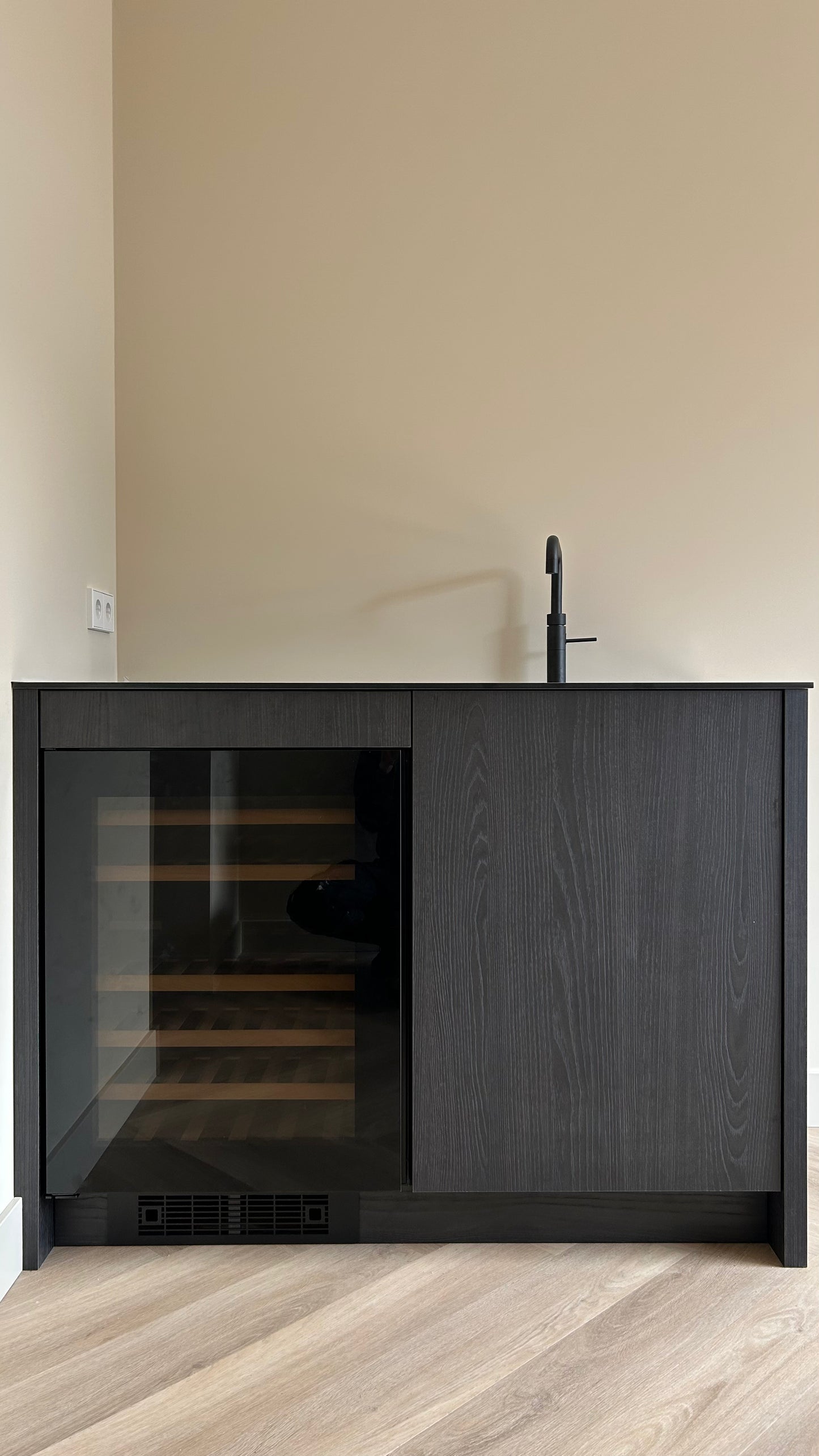 Scheidingswand met doorloop en keukenblok