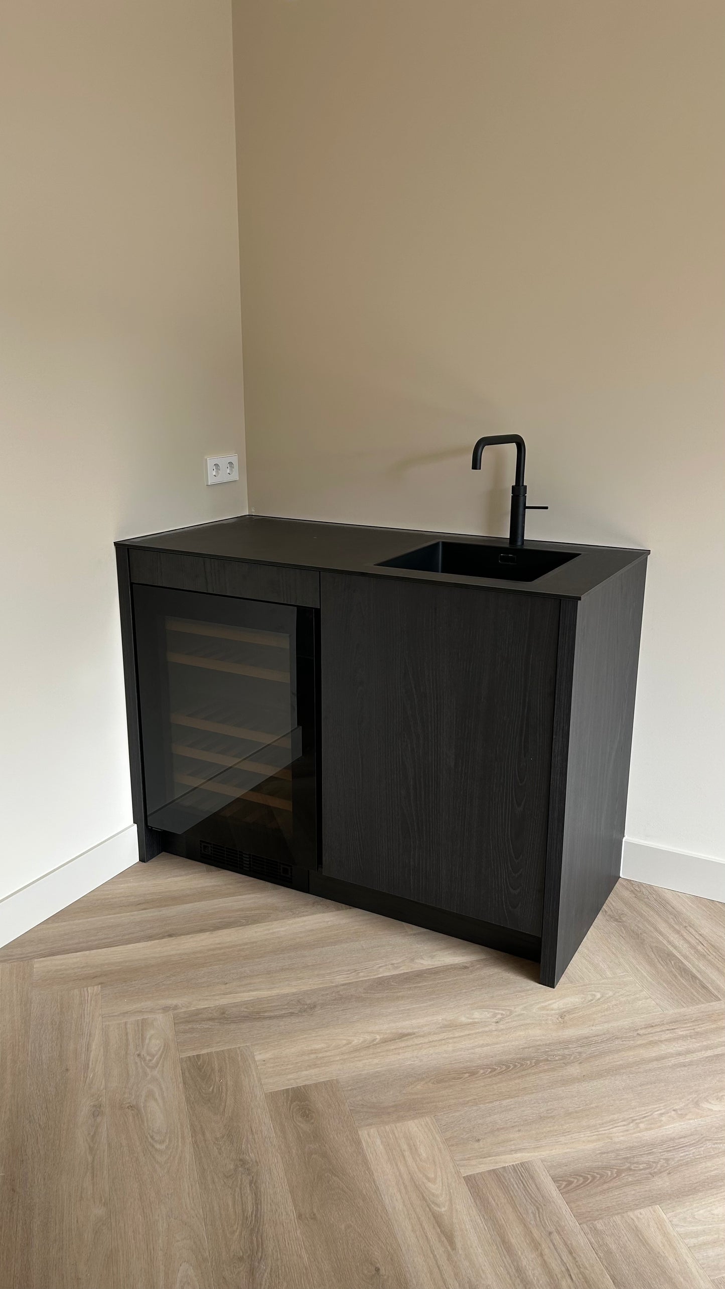 Scheidingswand met doorloop en keukenblok