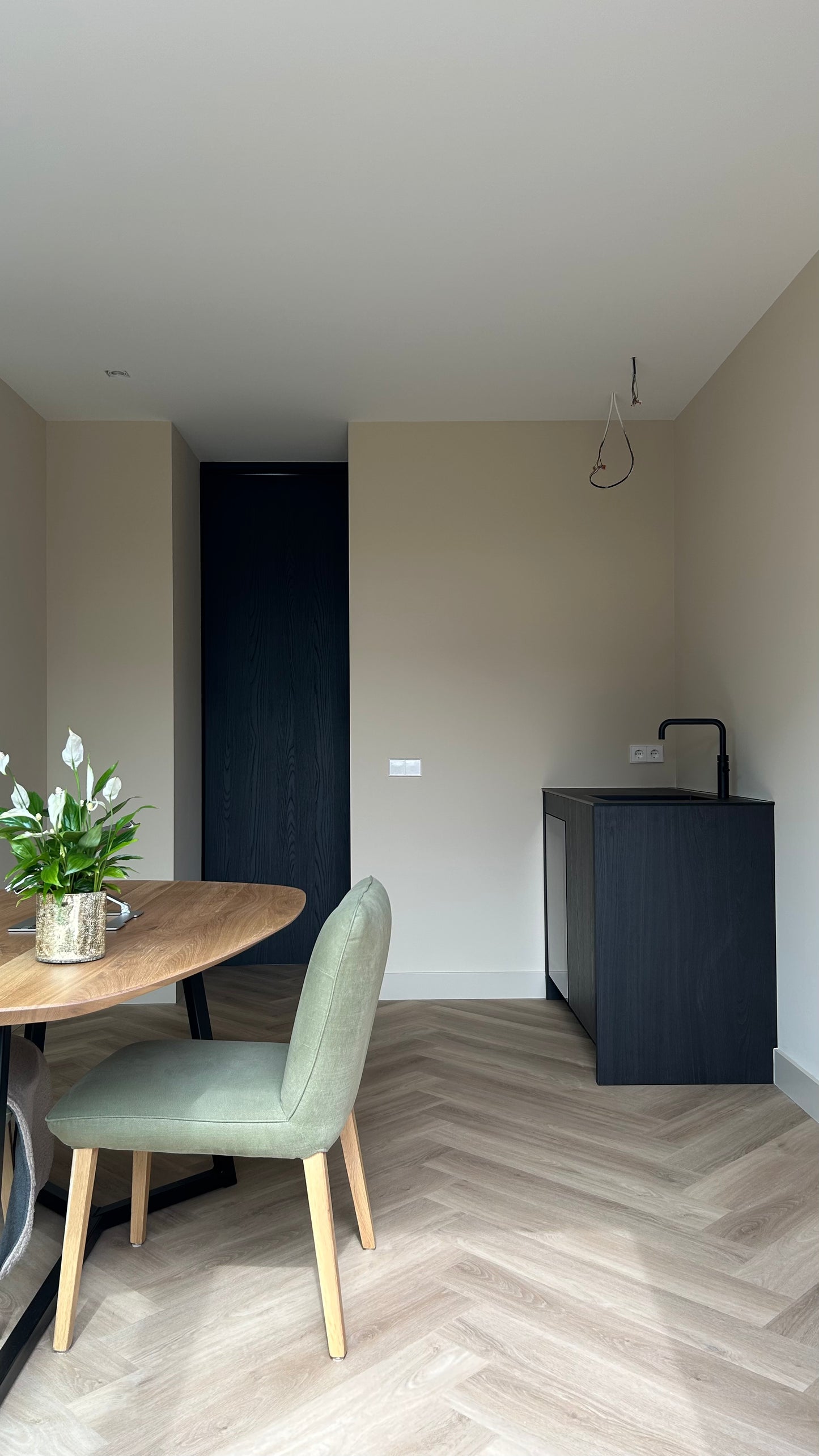 Scheidingswand met doorloop en keukenblok