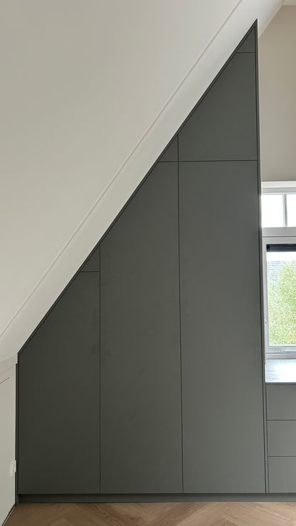 Kledingkast in schuine kap