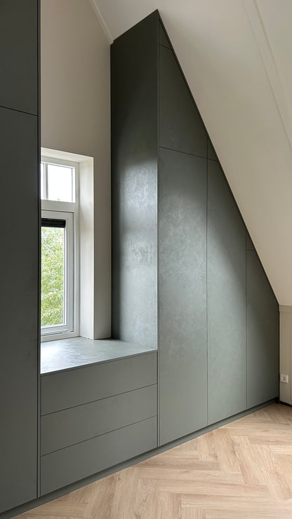 Kledingkast in schuine kap