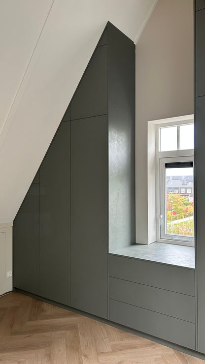 Kledingkast in schuine kap