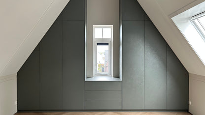 Kledingkast in schuine kap