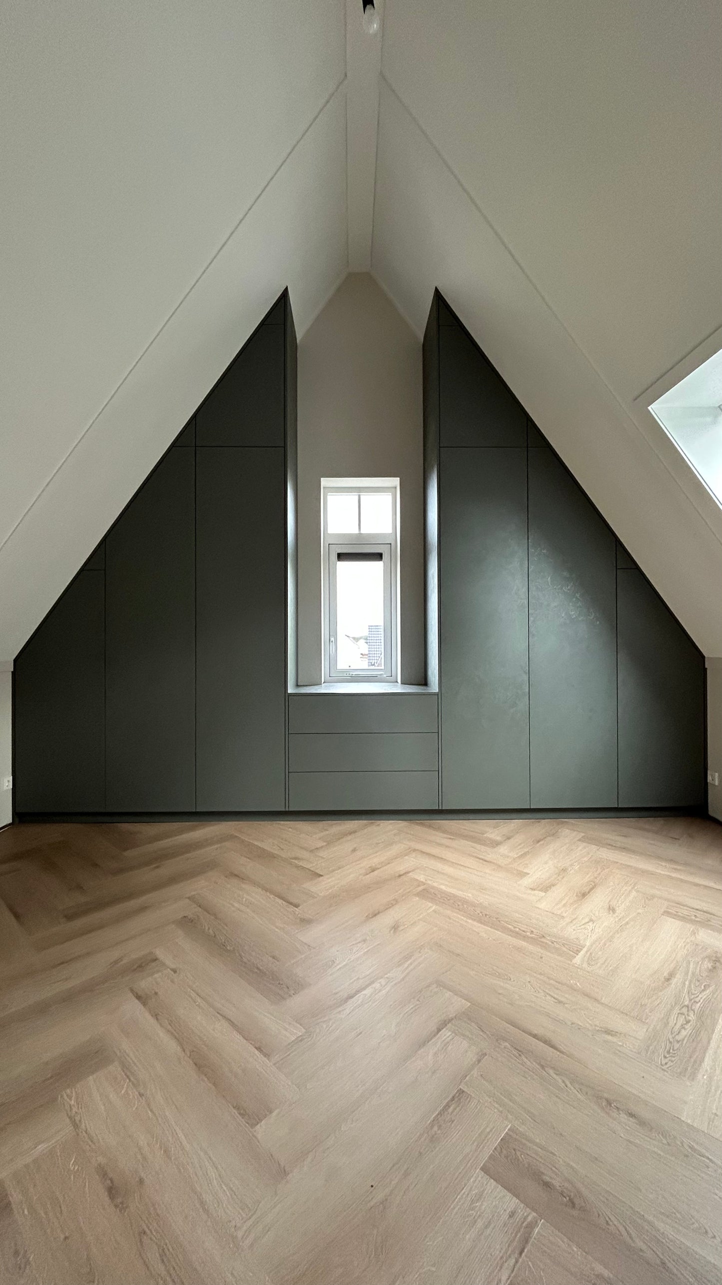 Kledingkast in schuine kap